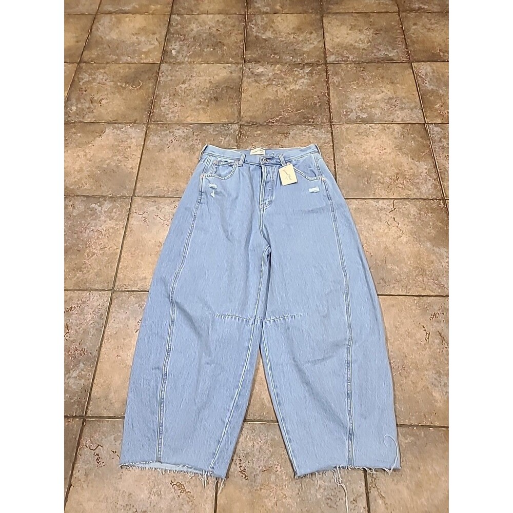 Women’s High Rise Relaxed Hip and Thigh Curved Leg Button Fly Jeans Size 10